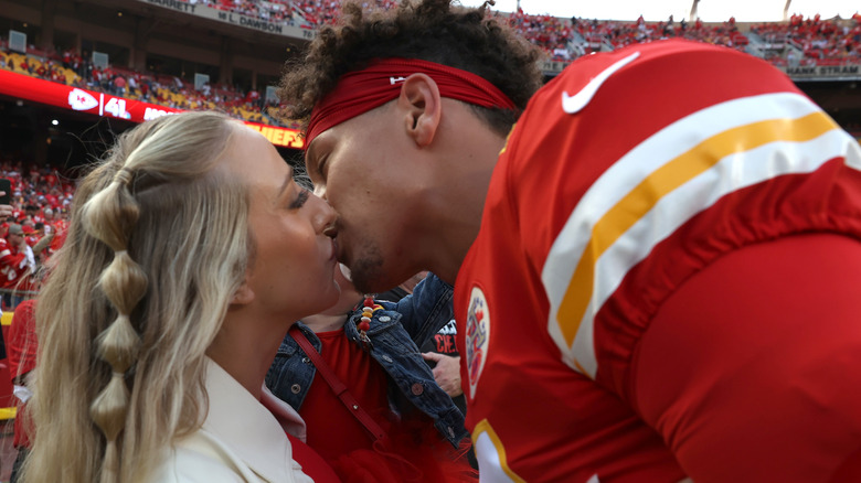 Brittany Mahomes Patrick Mahomes kissing