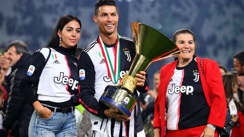 Cristiano Ronaldo poses with his mom and girlfriend in 2019