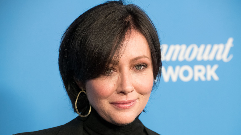 Shannen Doherty wearing hoop earrings at an event