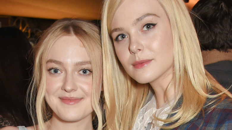 Dakota and Elle Fanning posing