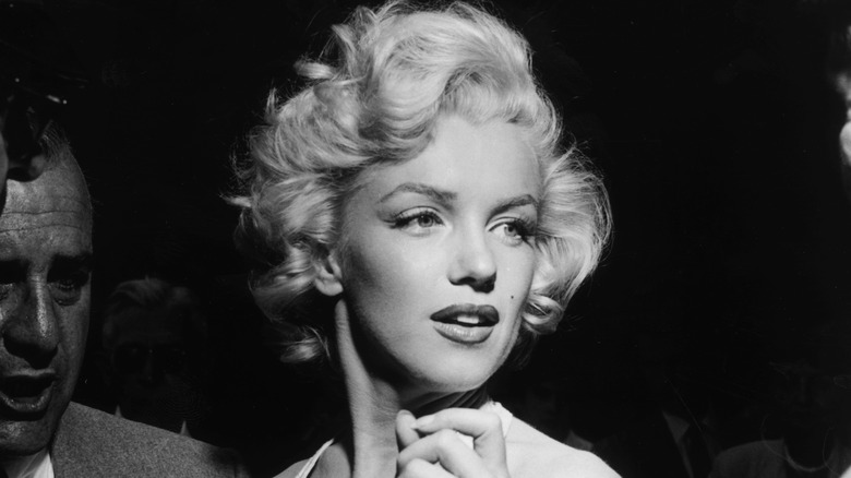 Marilyn Monroe looking to the side