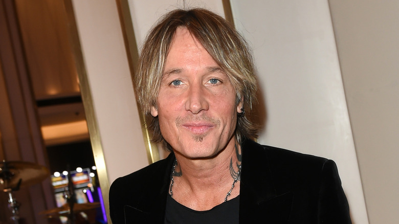 Keith Urban posing at an event