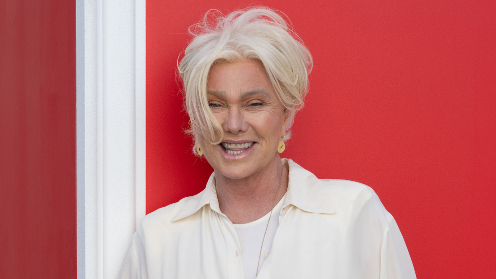 While sources claimed Deborra-Lee Furness was torn up over Hugh Jackman and Sutton Foster's Met Gala debut, her chill vibe with friends say otherwise.
