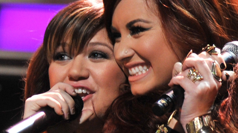 Kelly Clarkson and Demi Lovato smiling