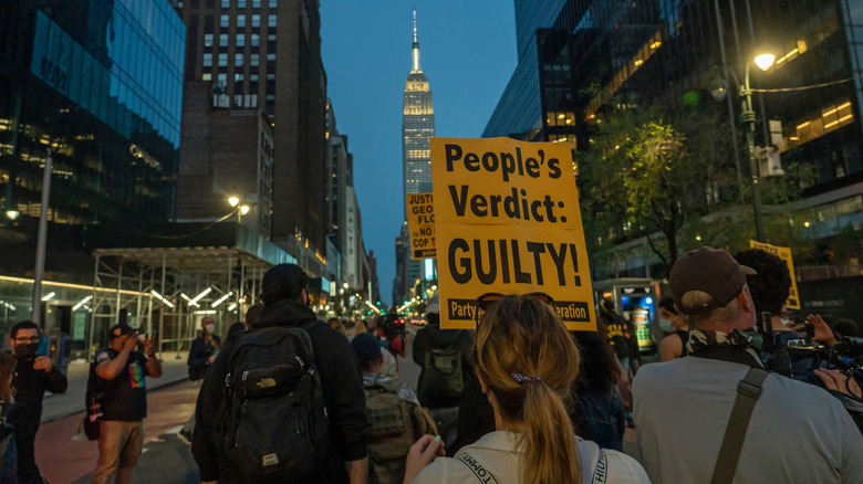 Crowds protest against Derek Chauvin in the streets