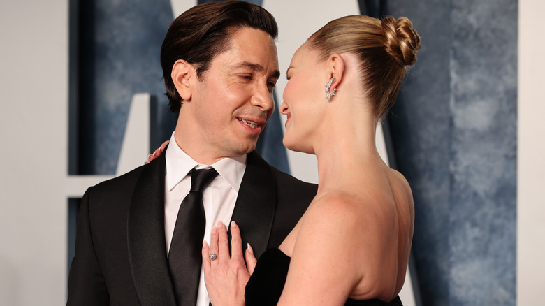 Justin Long and Kate Bosworth gazing at each other