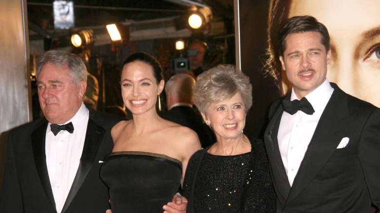 Angelina Jolie posing with the Pitt family