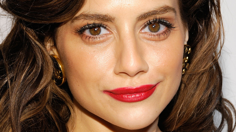 Brittany Murphy smiles on the red carpet