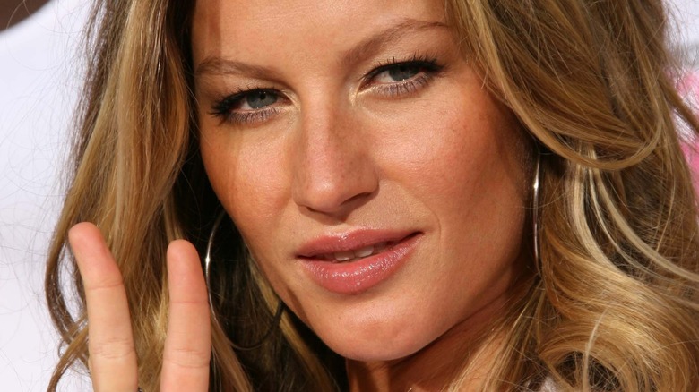 Gisele Bunchen showing a peace sign