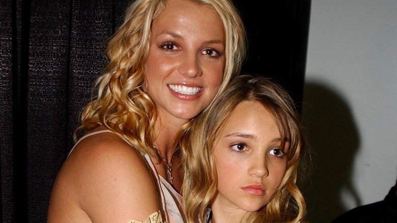Britney and Jamie Lynn Spears posing
