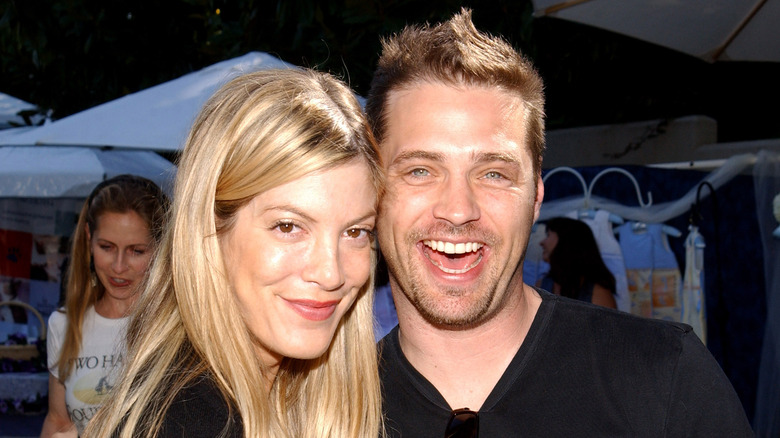 Tori Spelling and Jason Priestley pose