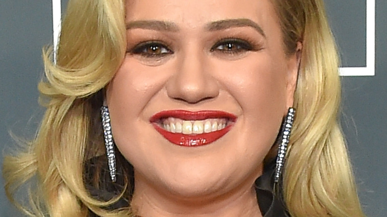 Kelly Clarkson with wide smile on the red carpet