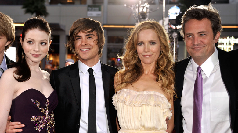 Zac Efron and Matthew Perry posting with cast of 17 Again