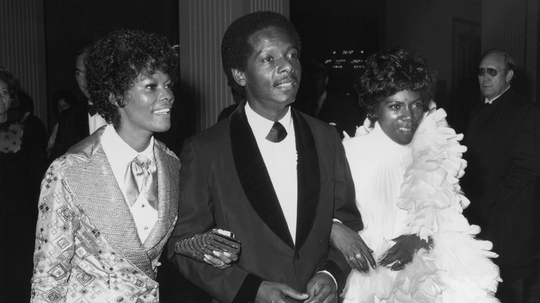 Dionne Warwick walks with William Elliott and her sister