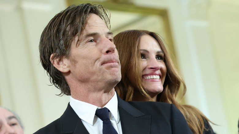 Julia Roberts smiling behind Danny Moder