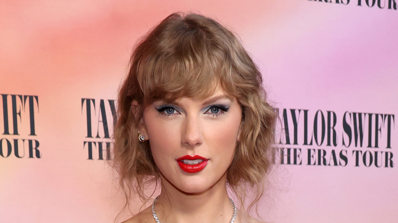 Taylor Swift blue eyeshadow red lipstick