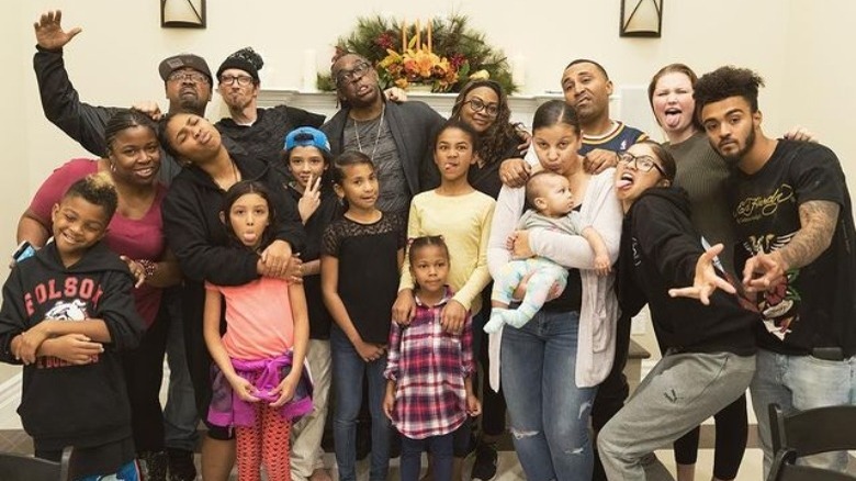 Zendaya poses with her father, siblings, nieces, and nephews