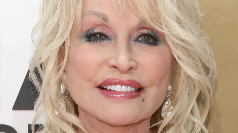 Dolly Parton posing 2019