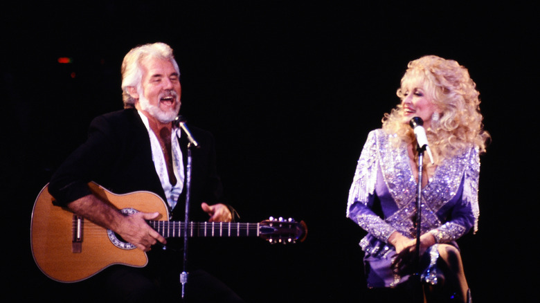 Kenny Rogers sings with Dolly Parton at a concert in January 1990 in Los Angeles, California.