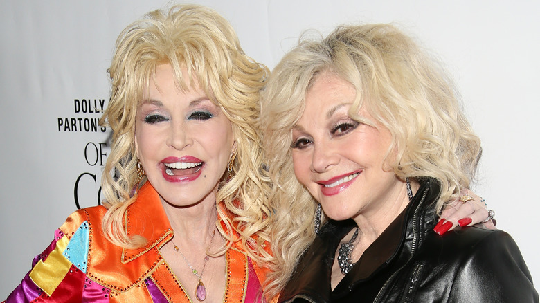 Dolly Parton posing with sister Stella in 2015