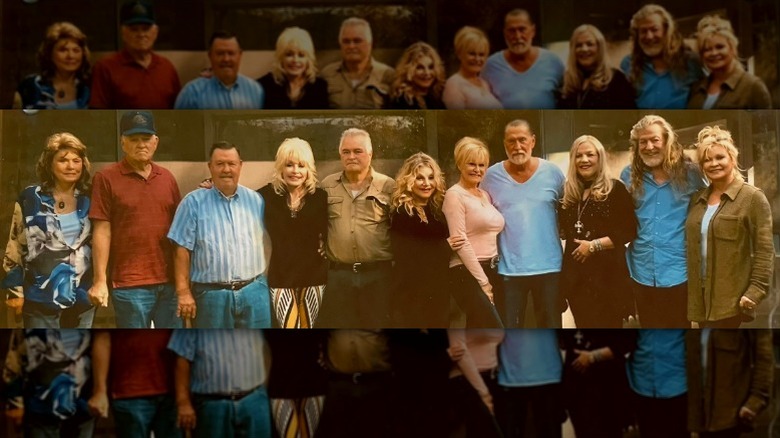 Dolly Parton poses with her 10 siblings.