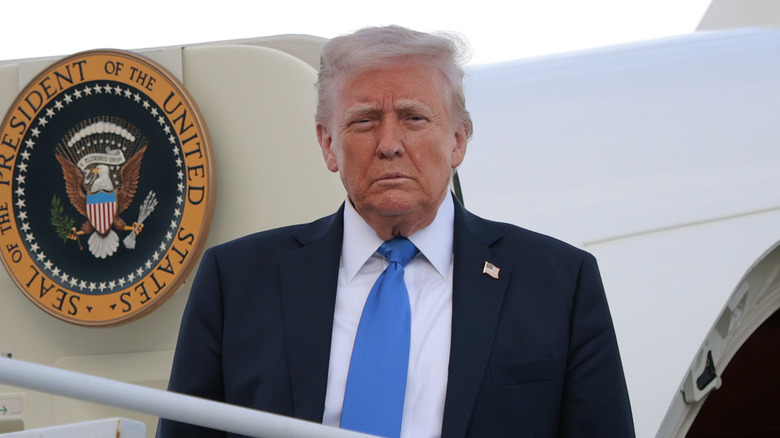 Donald Trump disembarks from Air Force One in 2025