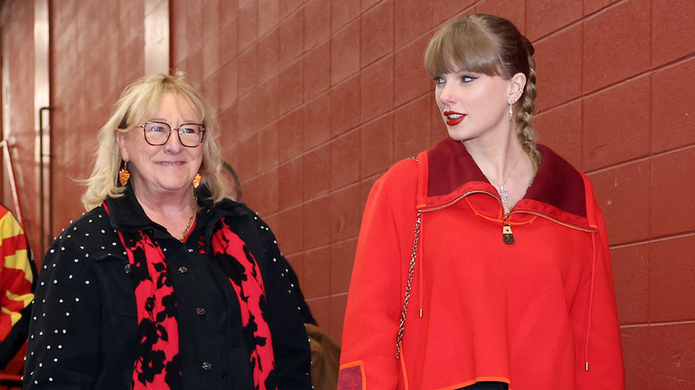 Taylor Swift and Donna Kelce walk into the stadium