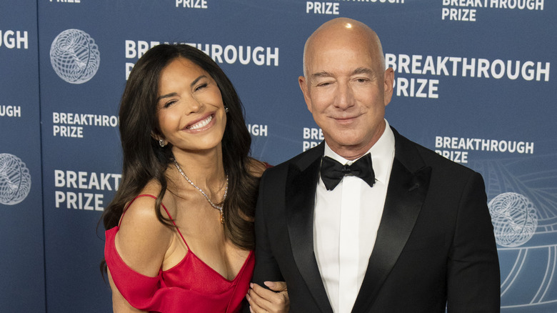 Lauren Sanchez and Jeff Bezos posing