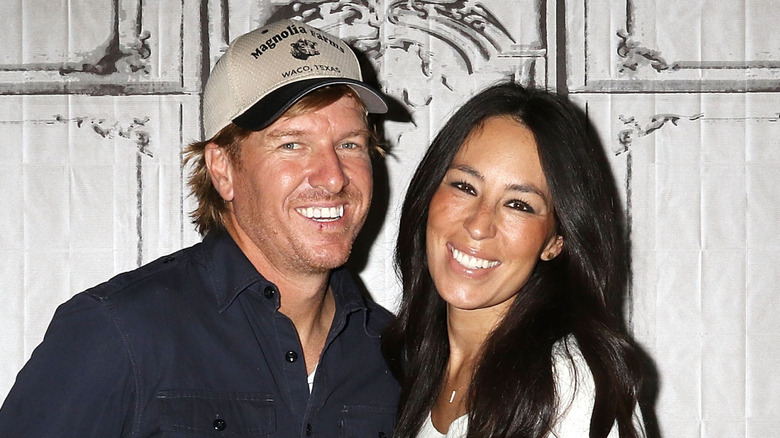Joanna and Chip Gaines pose in 2016
