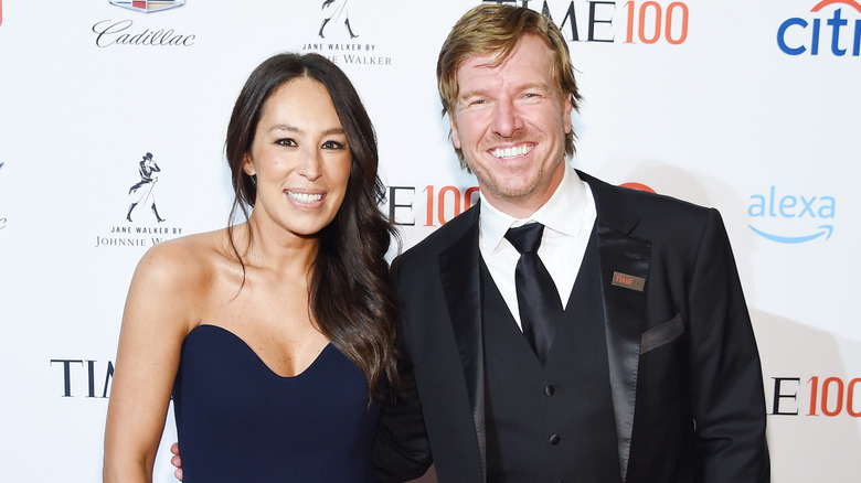 Chip and Joanna Gaines smiling while posing together on the red carpet