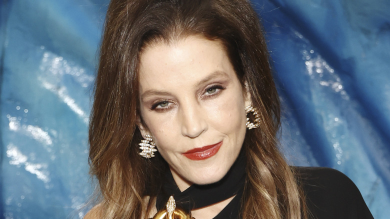 Lisa Marie Presley posing for the cameras