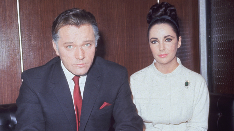 Elizabeth Taylor and Richard Burton posing together.