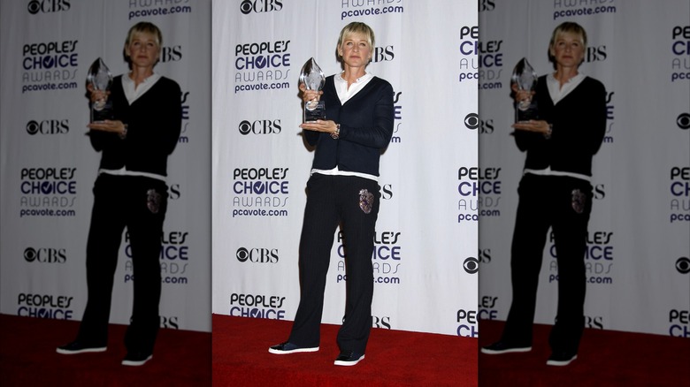 Ellen DeGeneres posing with her People's Choice Award in 2009