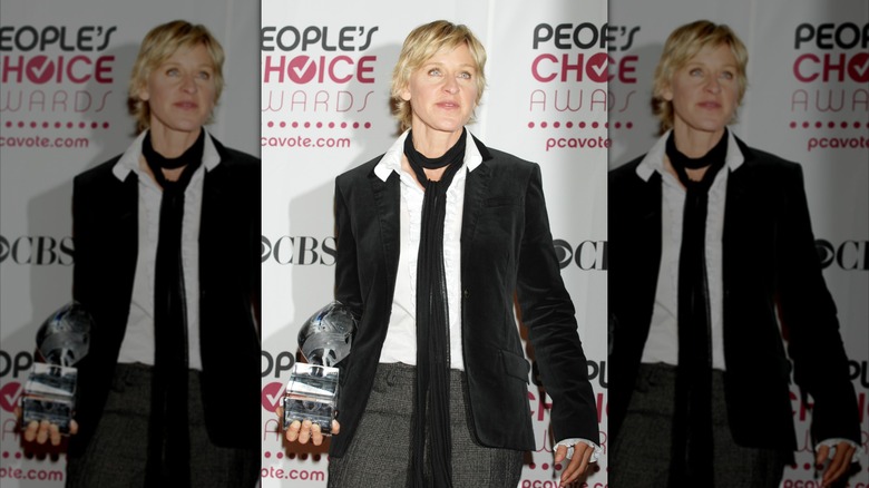 Ellen DeGeneres holding an award at the 2007 People's Choice Awards