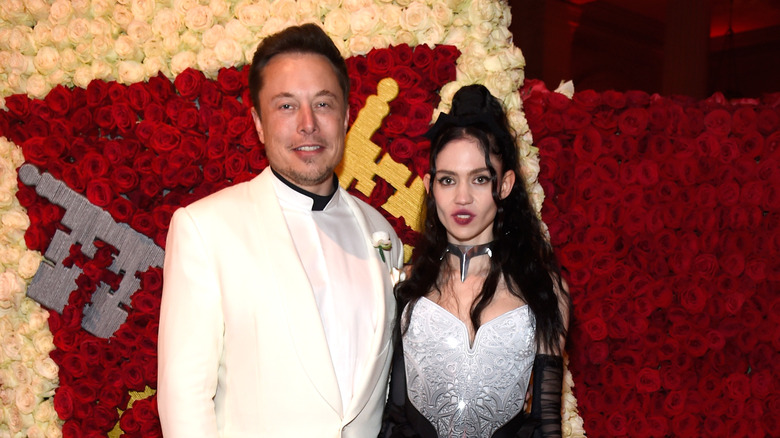 Elon Musk, Grimes posing