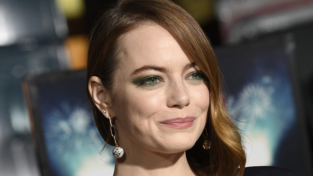 Emma Stone wears green eyeshadow 