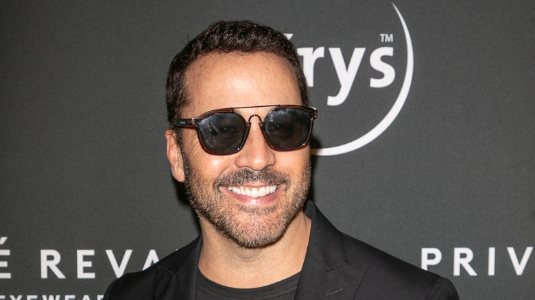 Jeremy Piven with sunglasses on, smiling