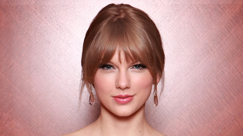 Taylor Swift holds an award