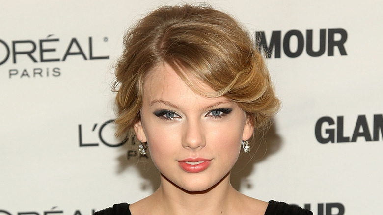 Taylor Swift with her hands on her hips