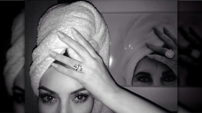 Kim Kardashian copying Elizabeth Taylor pose