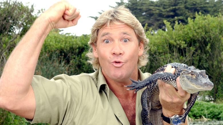 Steve Irwin holds alligator