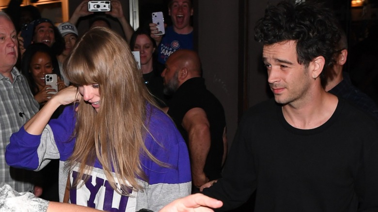 Taylor Swift and Matty Healy being photographed by fans