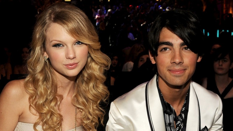 Taylor Swift and Joe Jonas sitting next to each other at award show