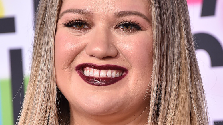 Kelly Clarkson smiling