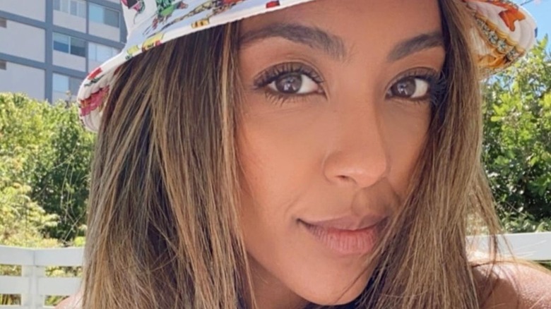 Tayshia Adams hat selfie