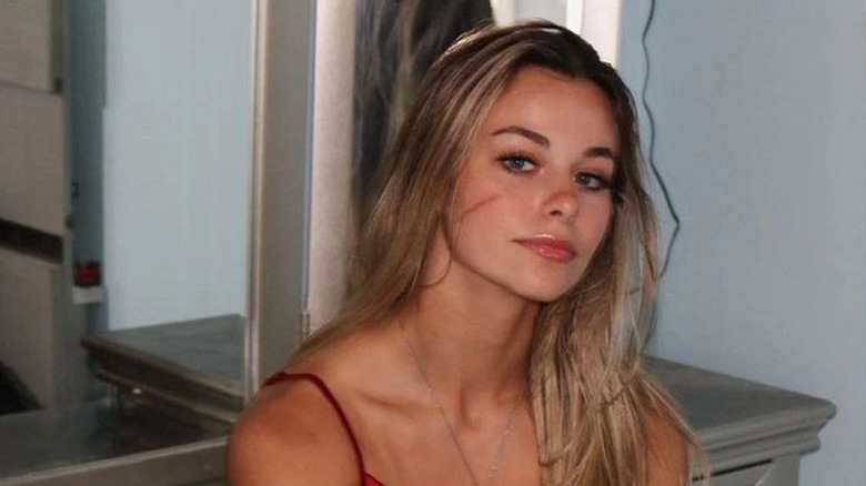 Annie Bonelli posing