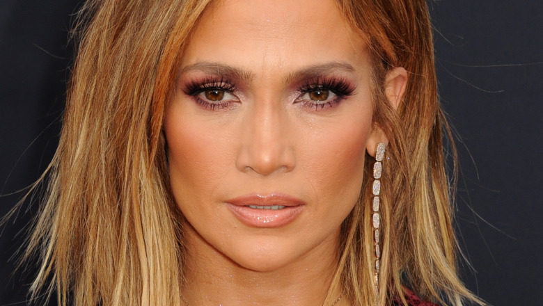 Jennifer Lopez, posing