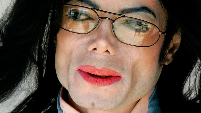 Michael Jackson walks to court