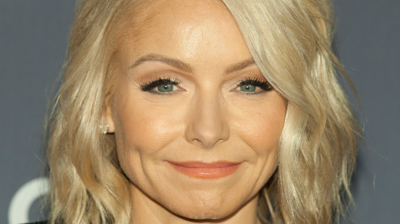 Kelly Ripa purses her lips on the red carpet