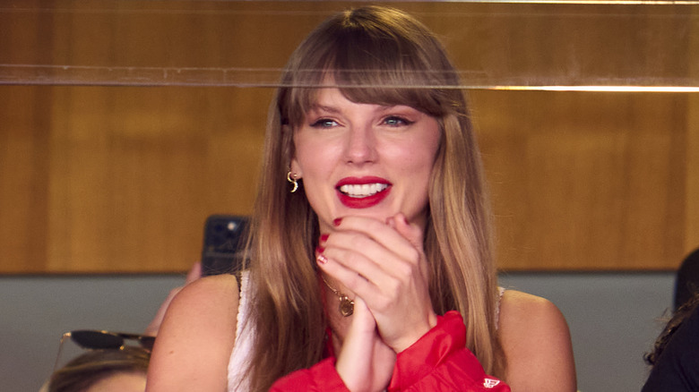Taylor Swift clapping